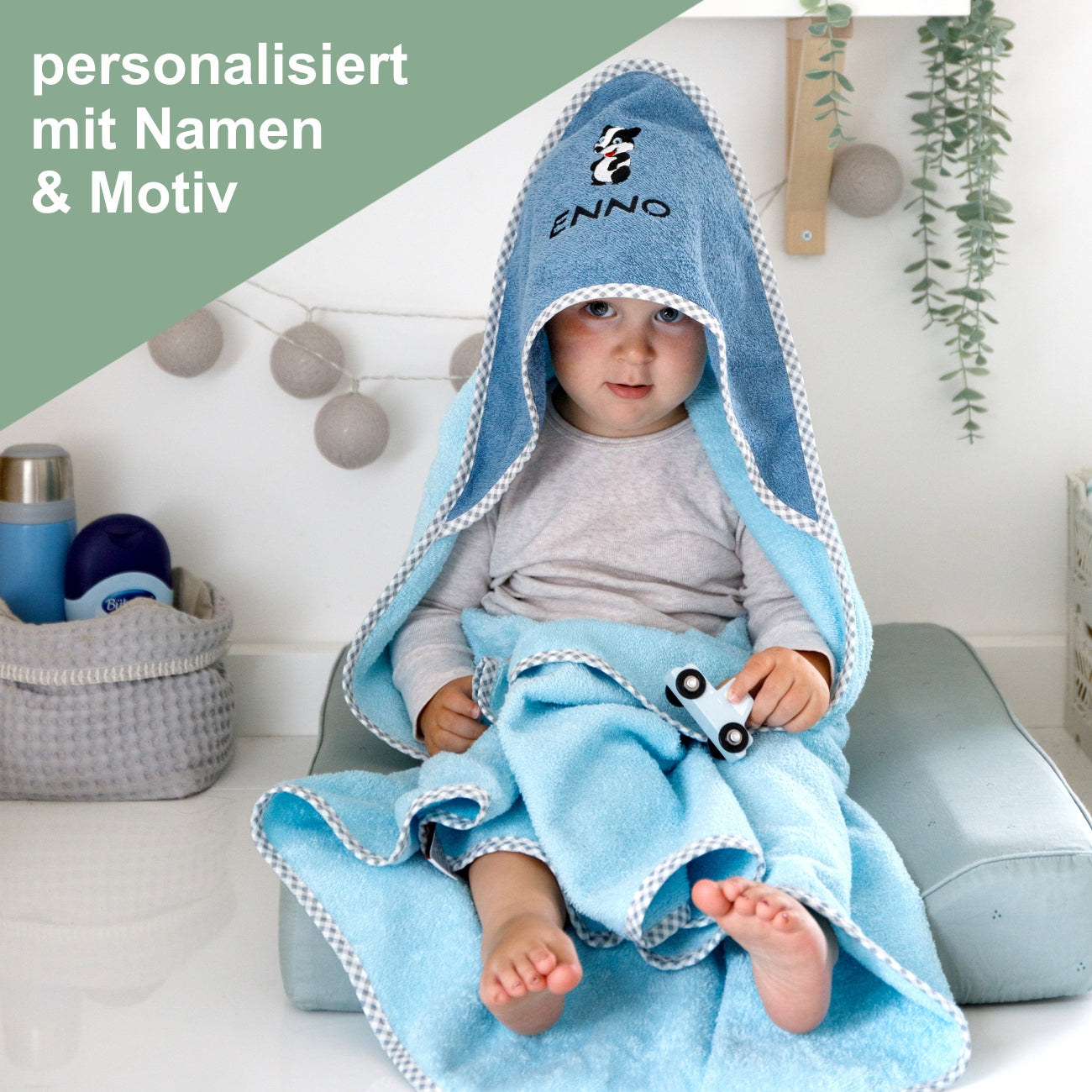 Beispiel Kind sitzt auf Wickelkommode mit Wolimbo Handtuch