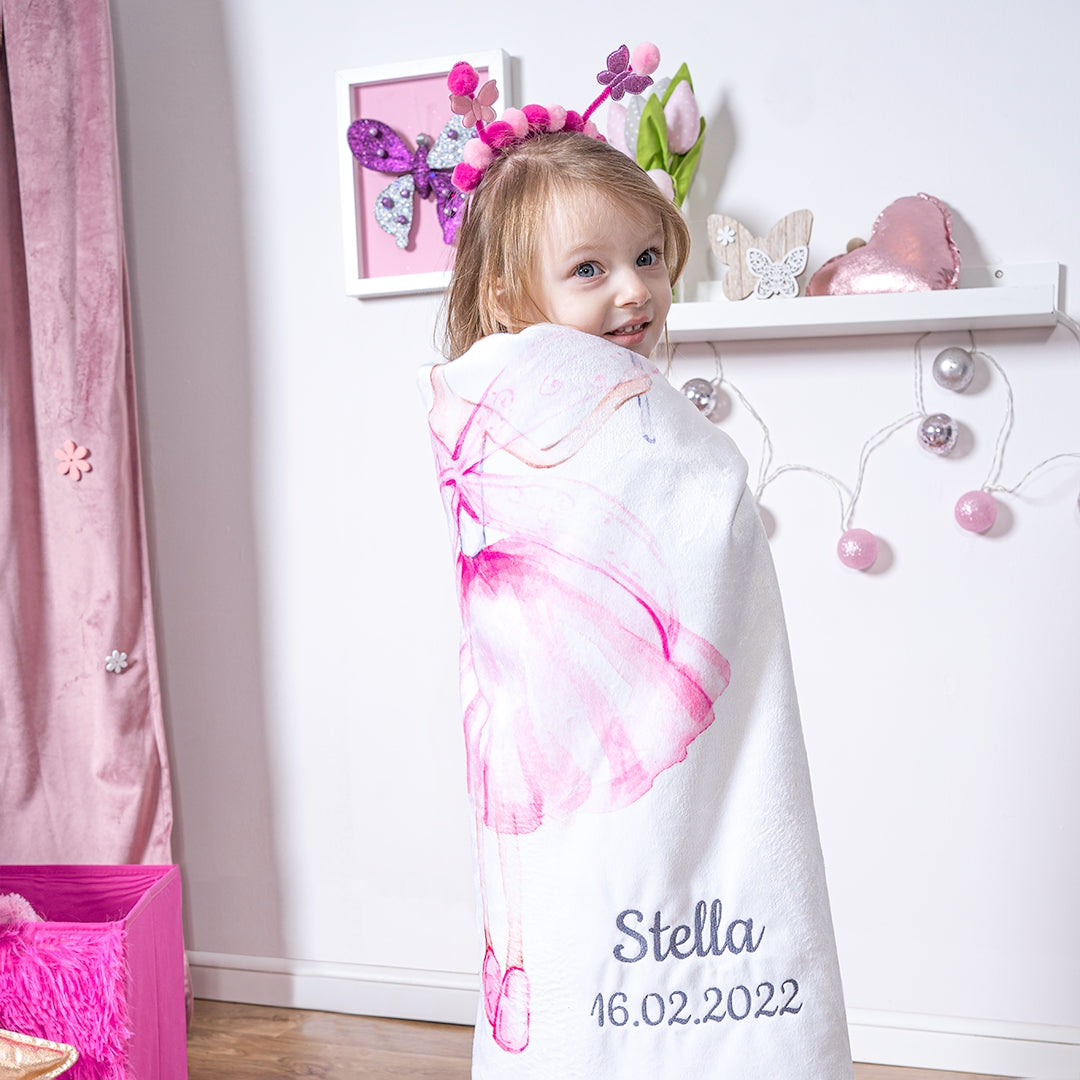 Detailansicht Fee Kinderdecke mit Namen bestickt