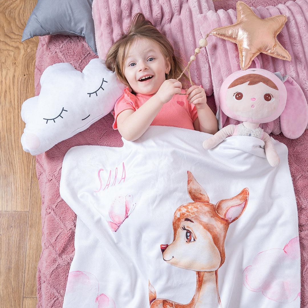 Kind mit Kinderdecke Reh mit Namen bestickt