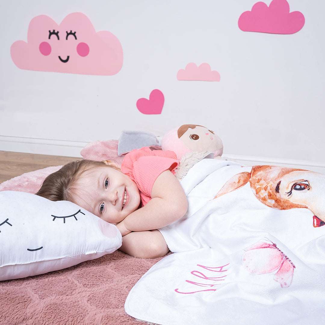 Mädchen zugedeckt mit Kuscheldecke Reh mit Namen