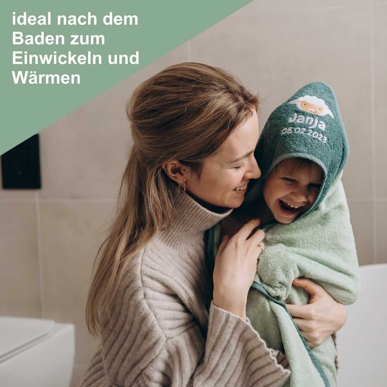 Mutter und Kind im Badezimmer nach dem Baden