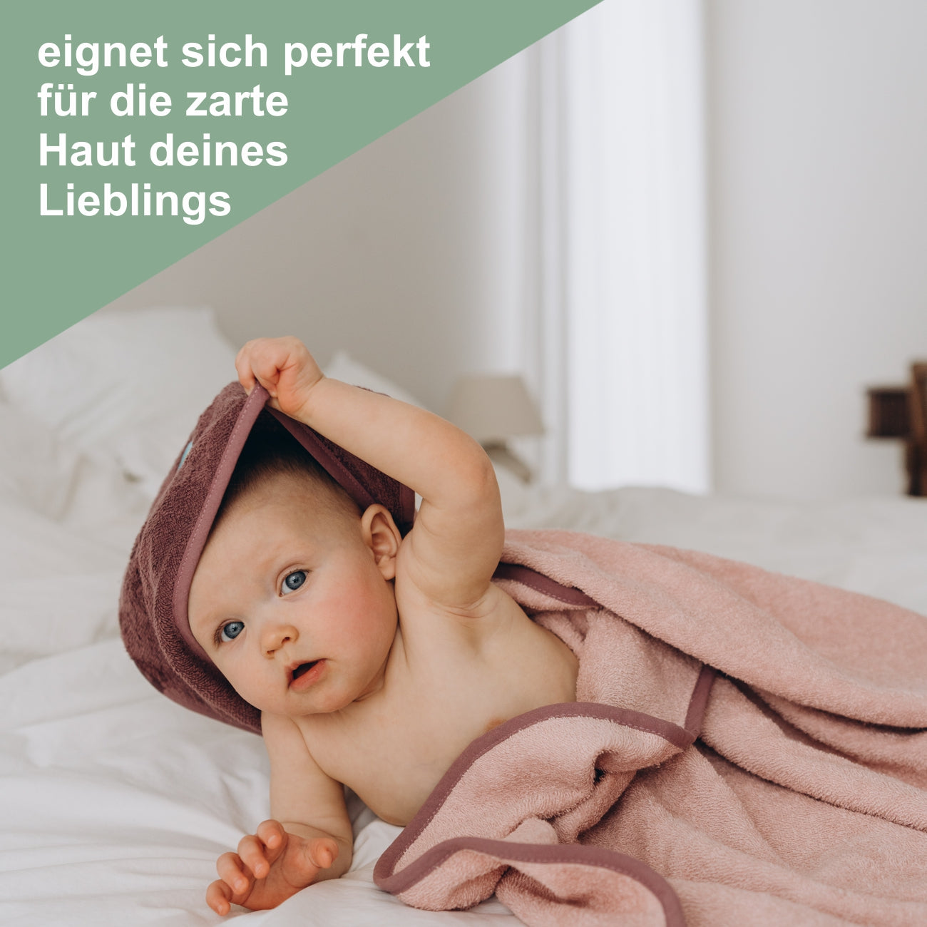 Baby eingekuschelt in Kapuzenhandtuch von Wolimbo