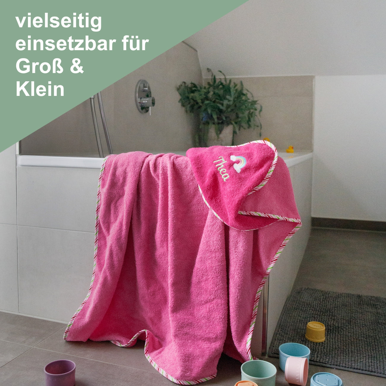 Beispiel besticktes Handtuch liegt über Badewannenrand