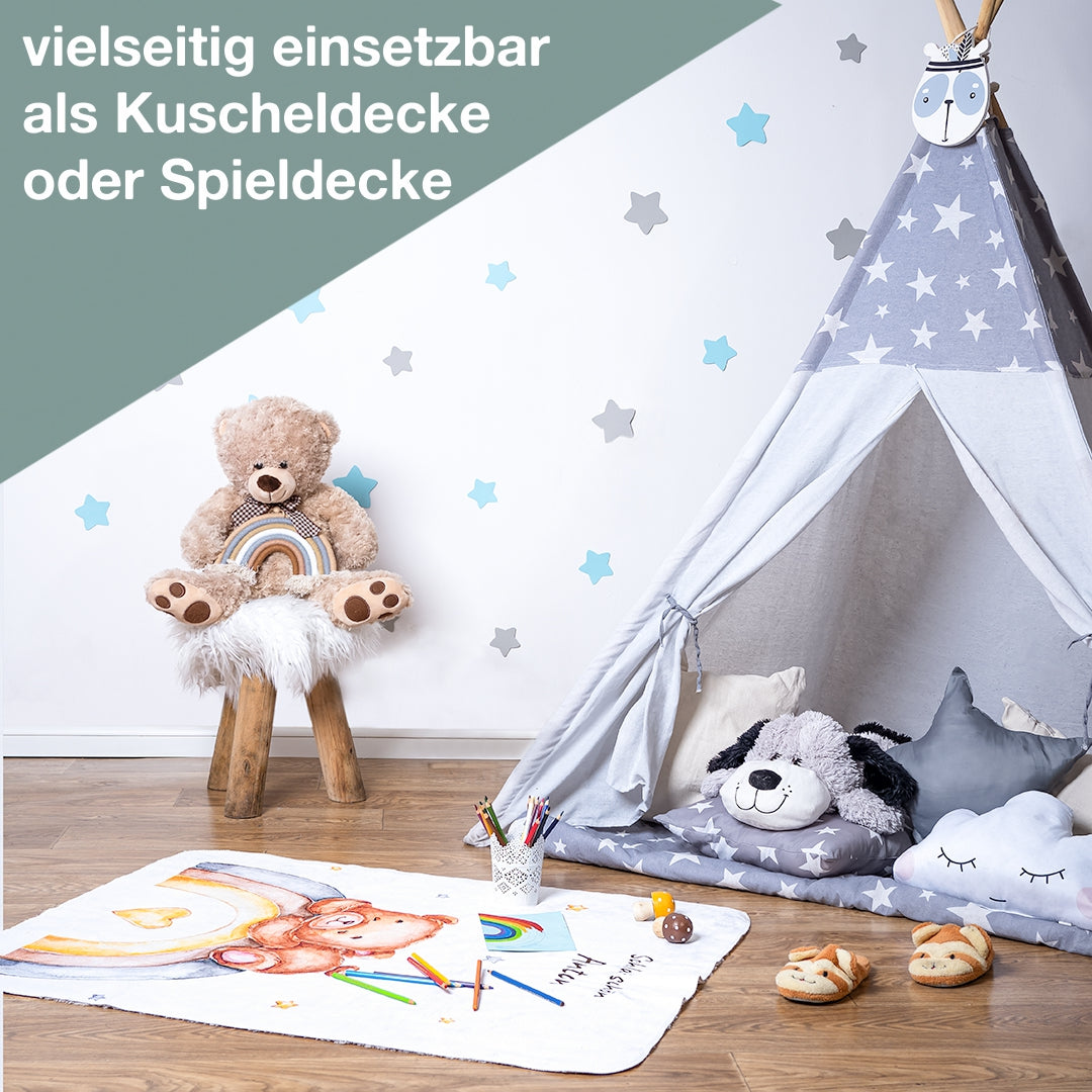 bestickte DUO Decke liegt vor Tipi-Zelt
