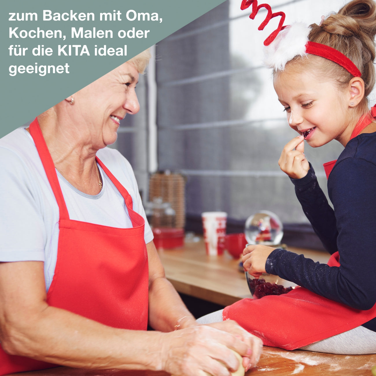 Oma und Enkelin backen Weihnachtskekse mit bestickter Schürze von Wolimbo
