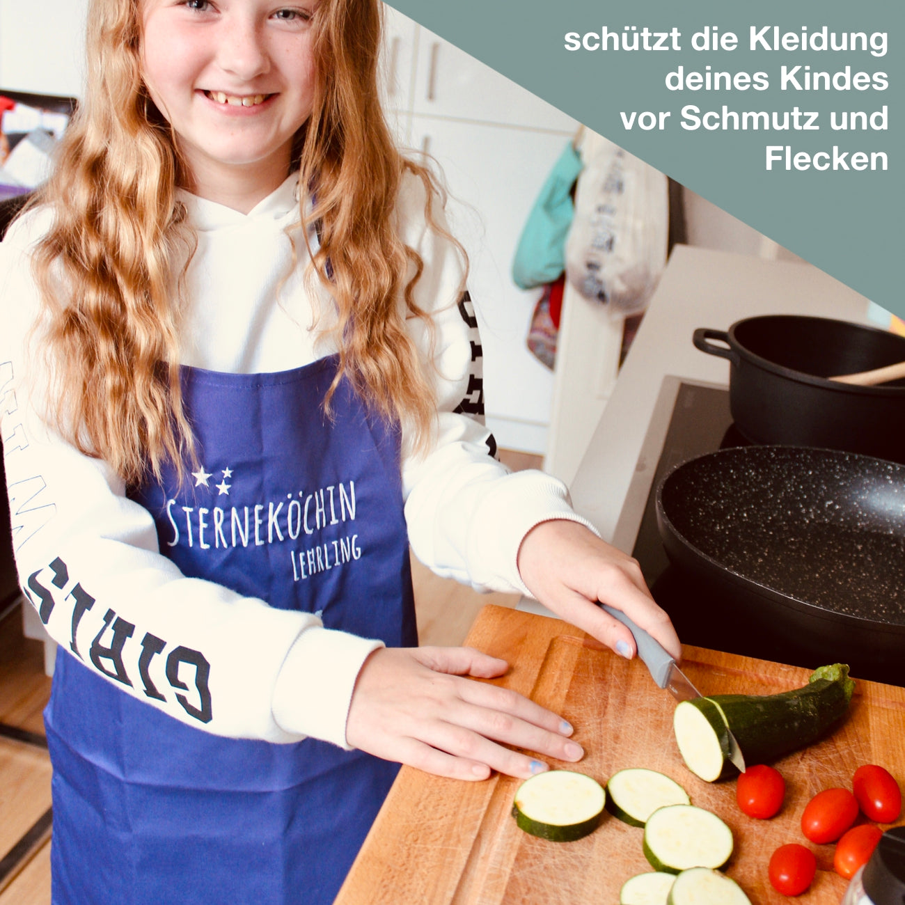 Beispiel Mädchen mit bestickter Kochschürze von Wolimbo beim Gemüseschneiden