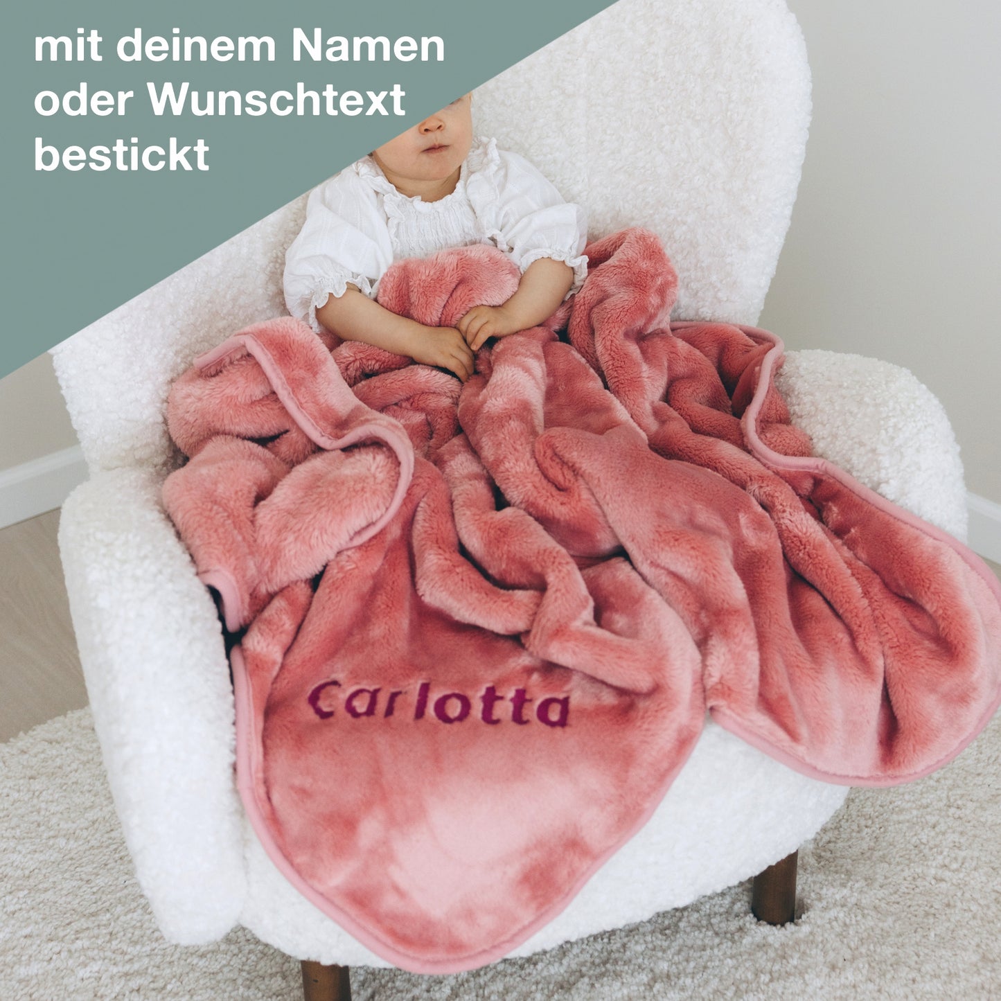 Mädchen sitzt auf Sessel mit Decke bestickt mit Namen