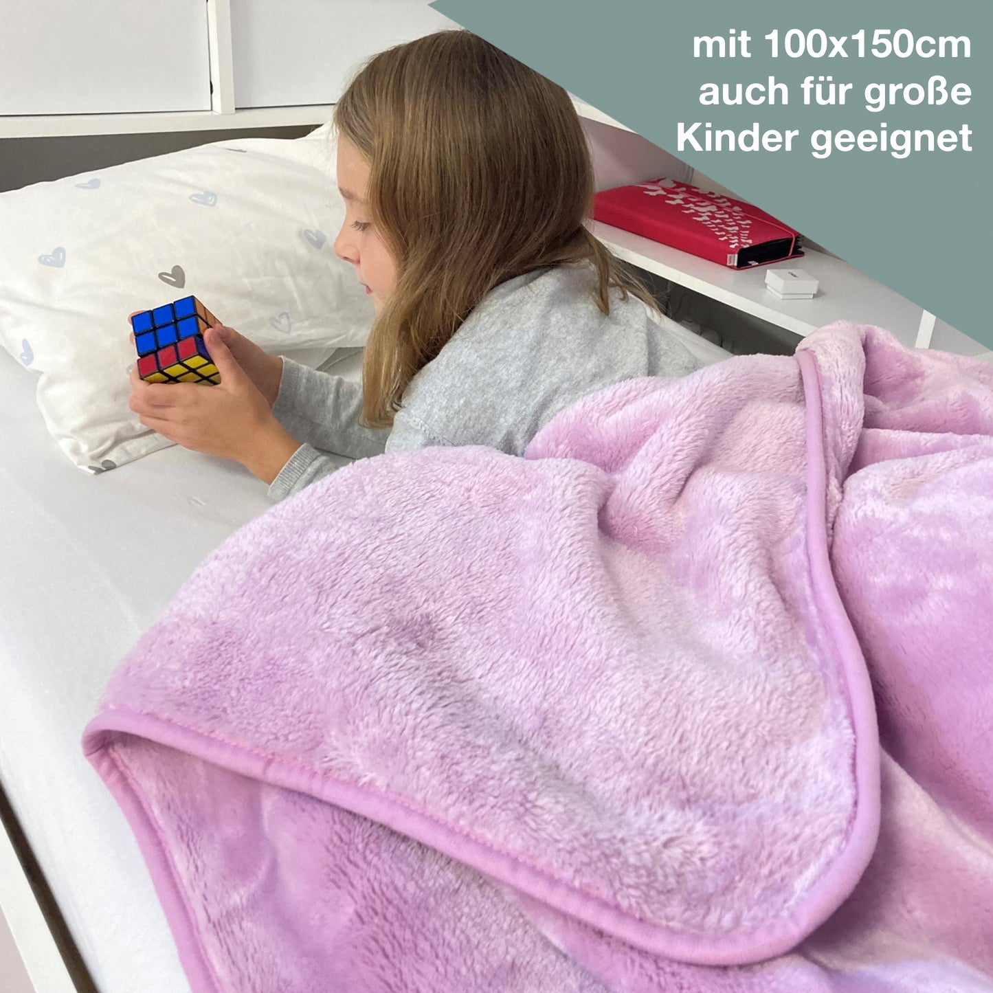mädchen liegt im Bett mit Kuscheldecke 100x150cm in lavendel