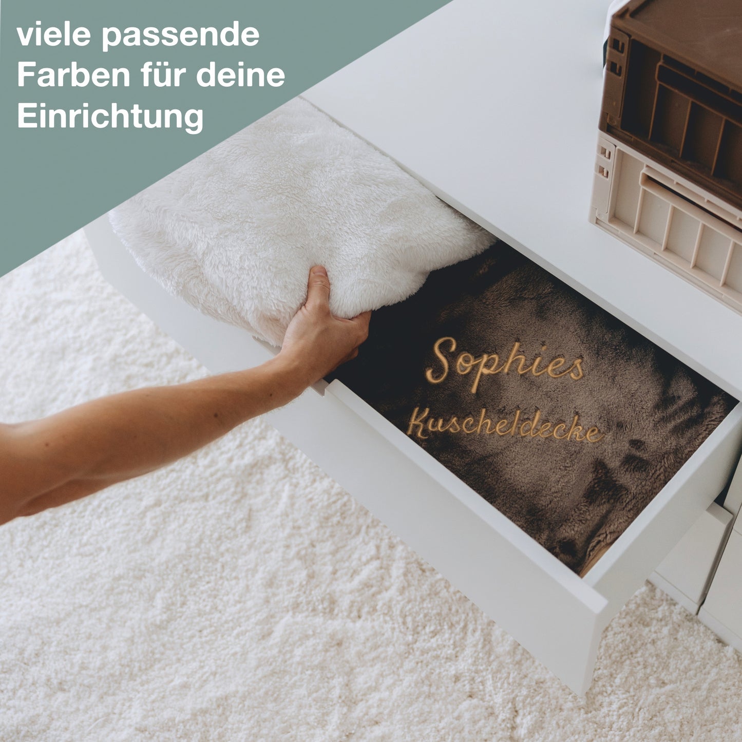 verschiedene Farben der Kuscheldecke mit Namen bestickt