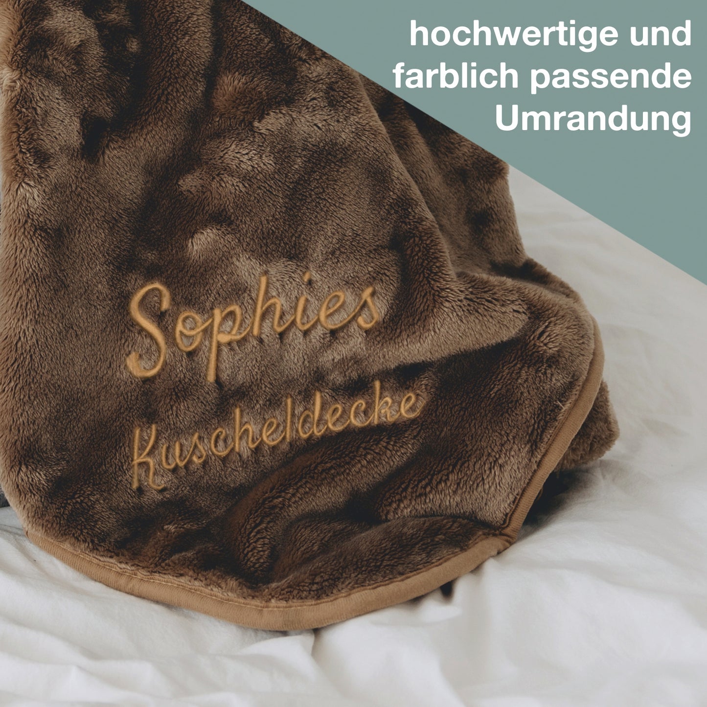 Nahansicht Kuscheldecke Wolimbo mit Namen bestickt und Paspel Umrandung