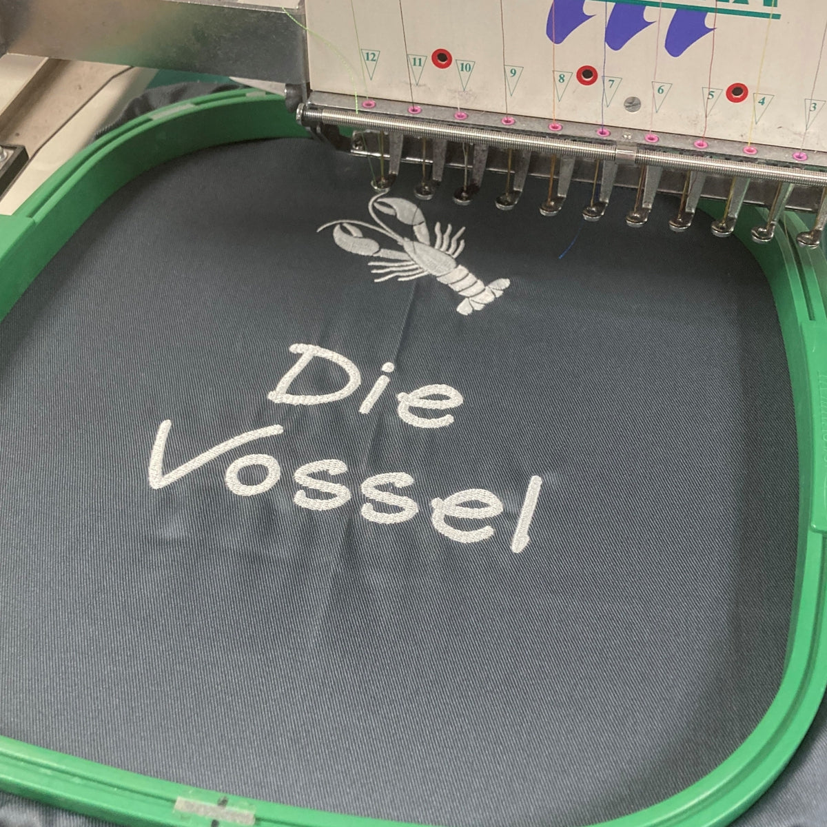 Kochschürze in der Stickmaschine