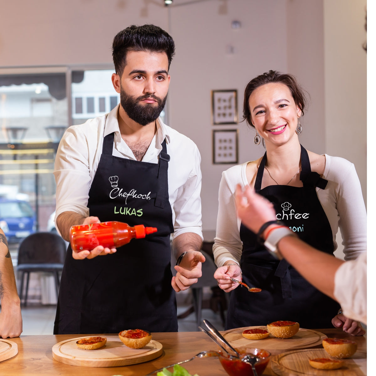 Kochabend mit individuell bestickten Kochschürzen von Wolimbo