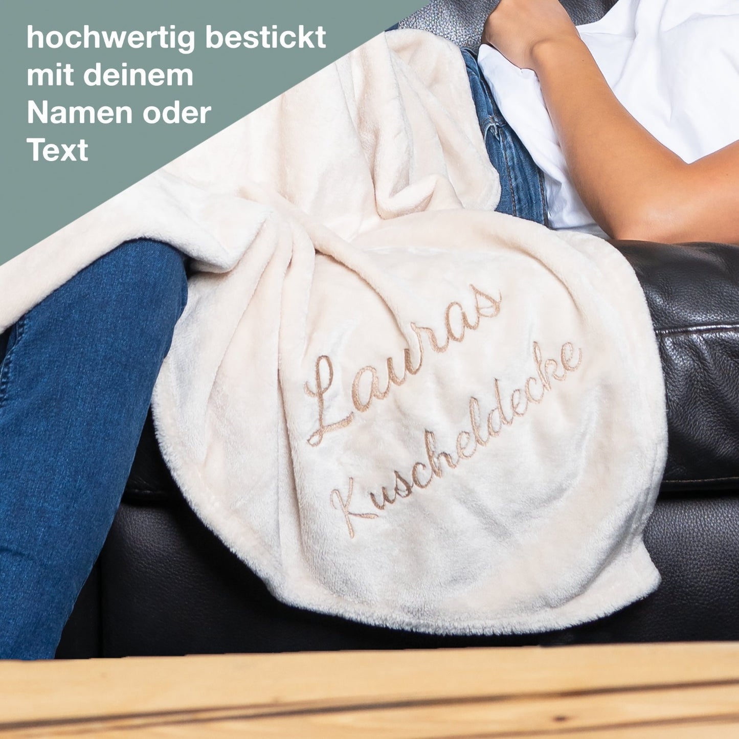 Wohndecke mit Lauras Kuscheldecke bestickt von wolimbo