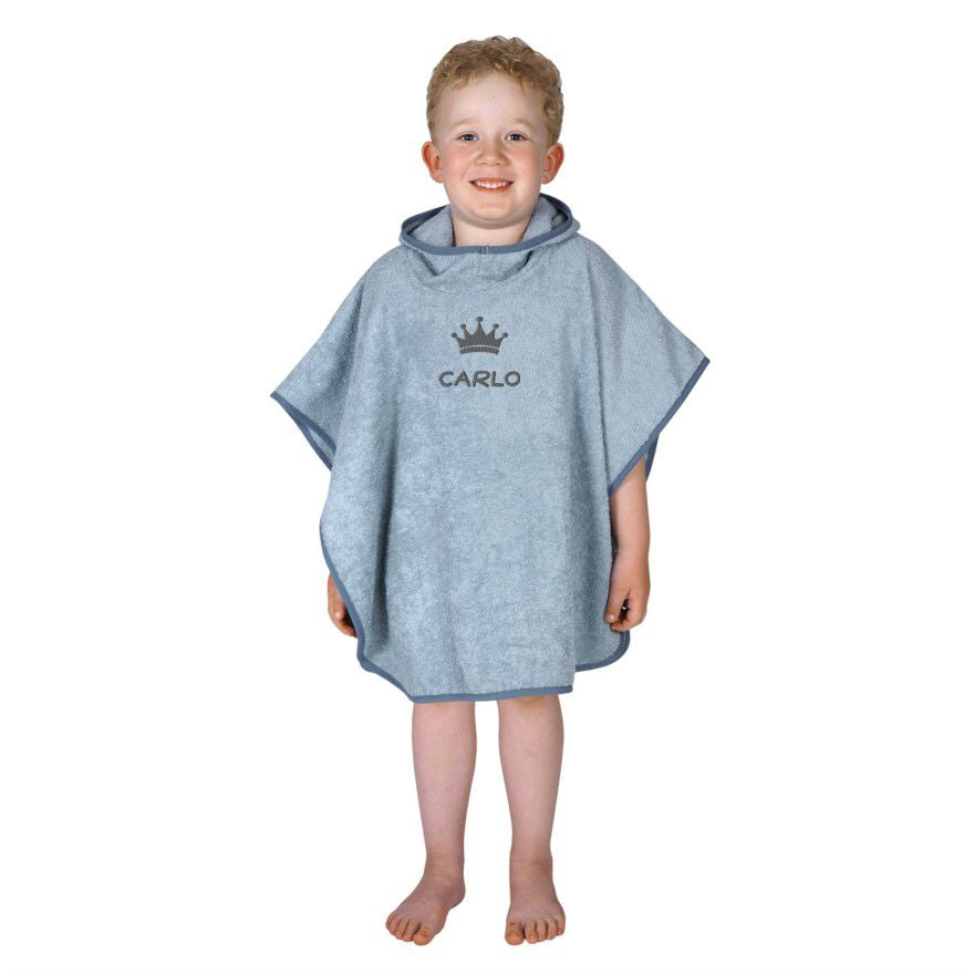 Junge trägt Poncho stahlblau mit Namen Carlo