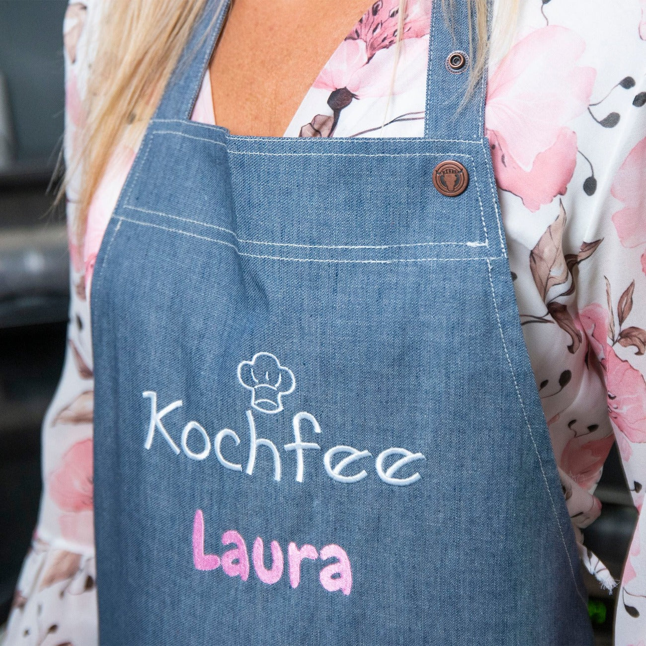 Detailansicht der Stickerei auf Schürze Kochfee Laura auf Wolimbo Kochschürze