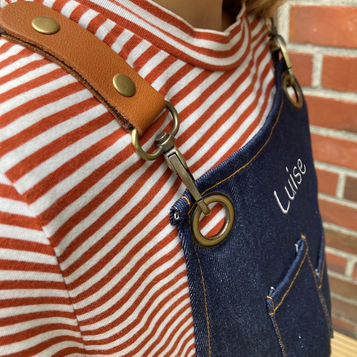 Befestigung vorne Kinderschürze Jeans mit Namen