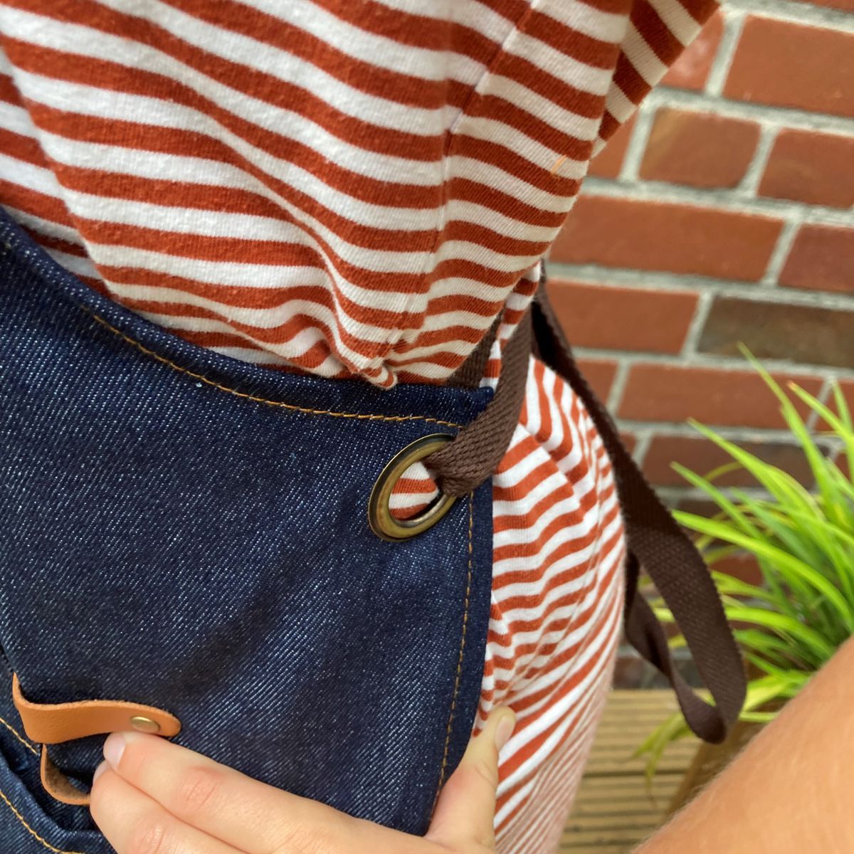 Seitenbefestigung Kinderschürze Jeans mit Namen