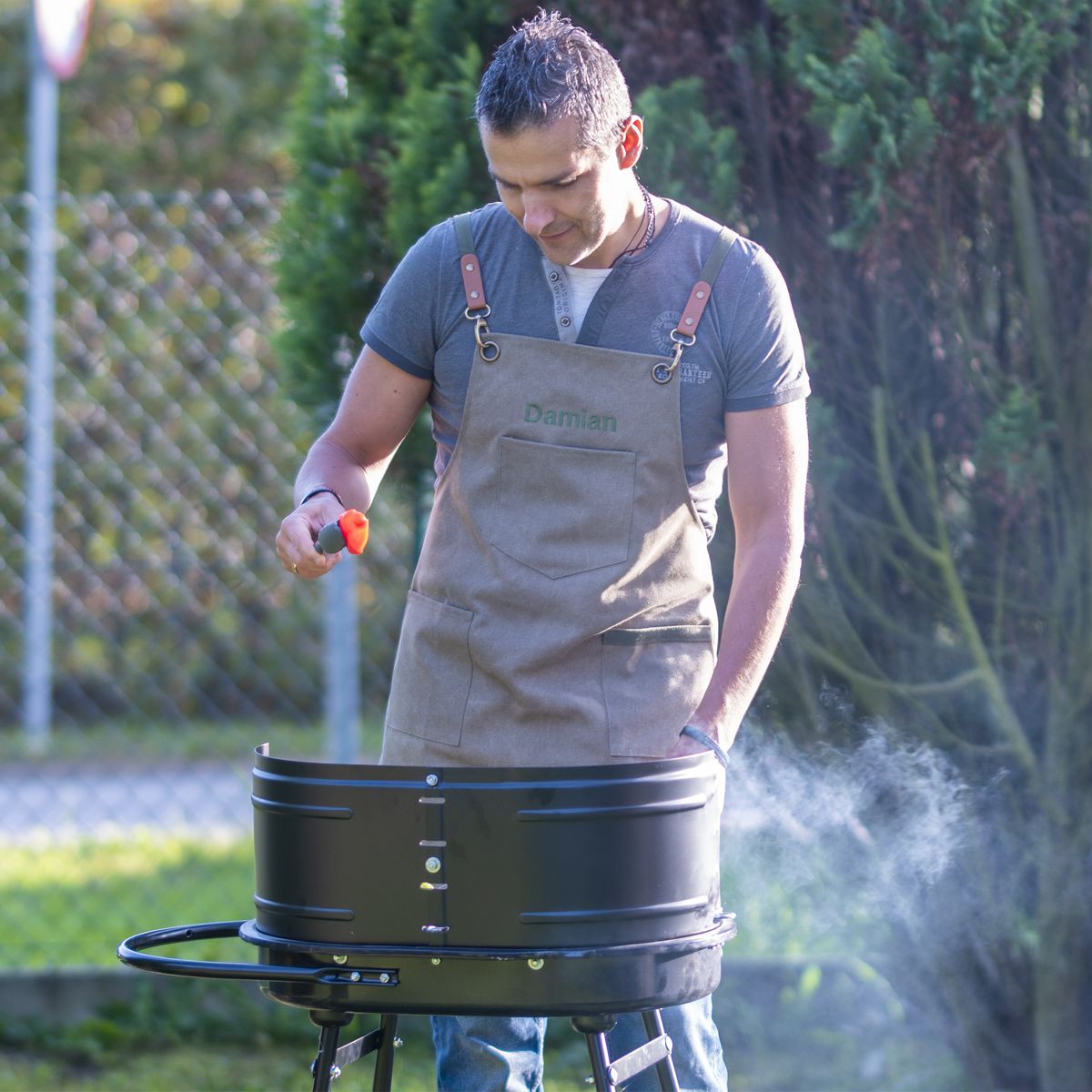 Schürze im Einsatz Mann grill mit olive Schürze mit Namen bestickt