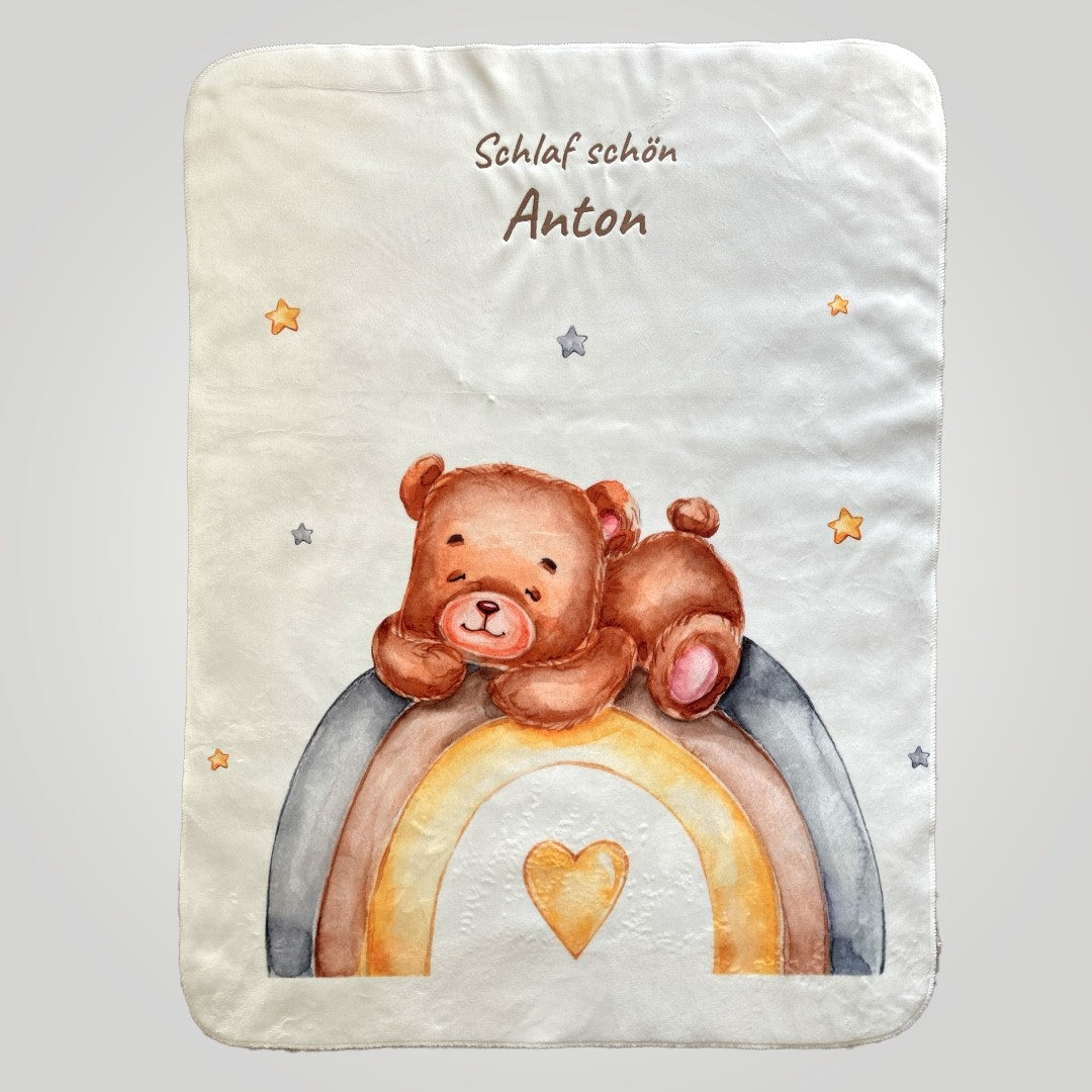 Babydecke Duo Wolimbo mit Namen bestickt Bär auf Regenbogen