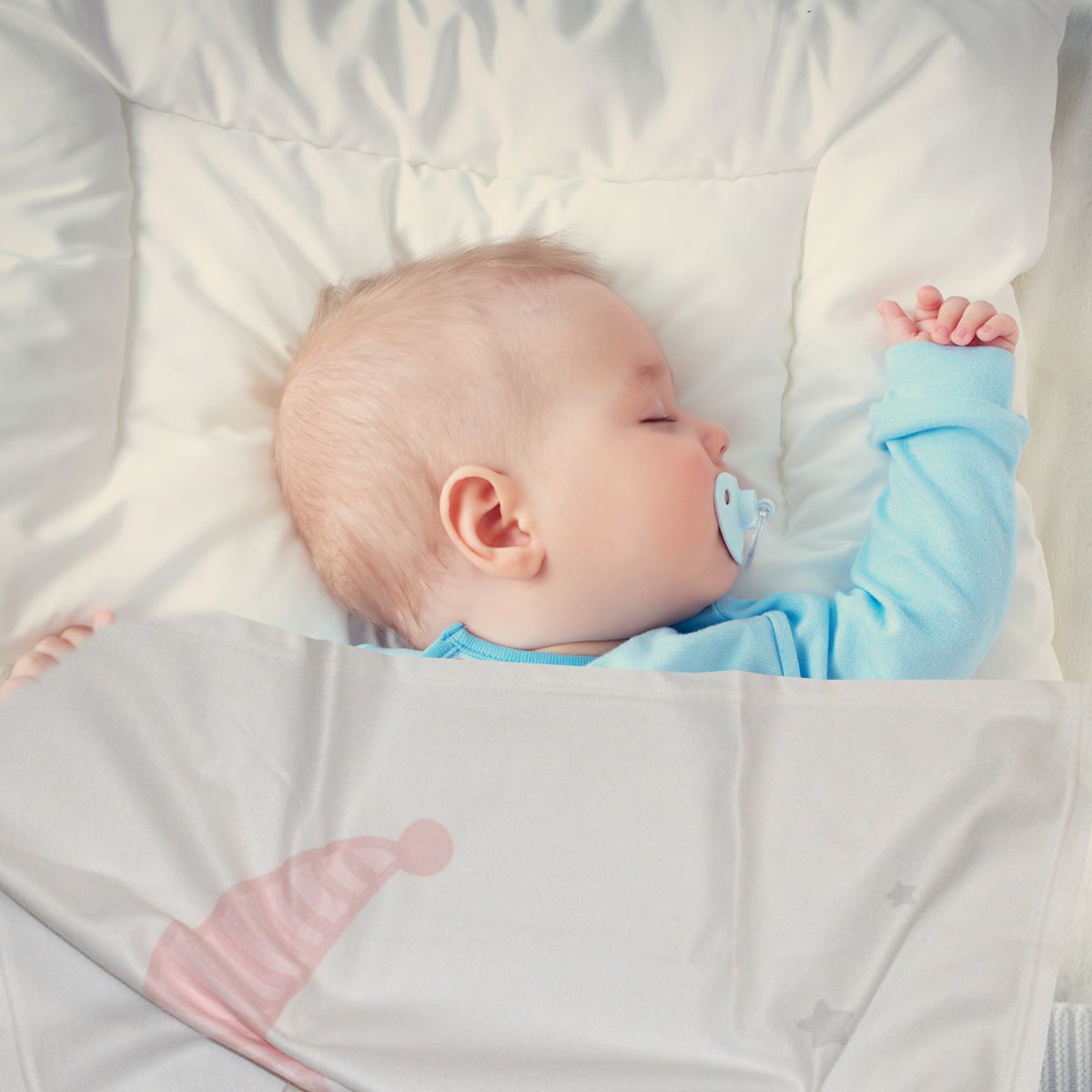 kleiner Junge schläft in Babydecke mit Namen