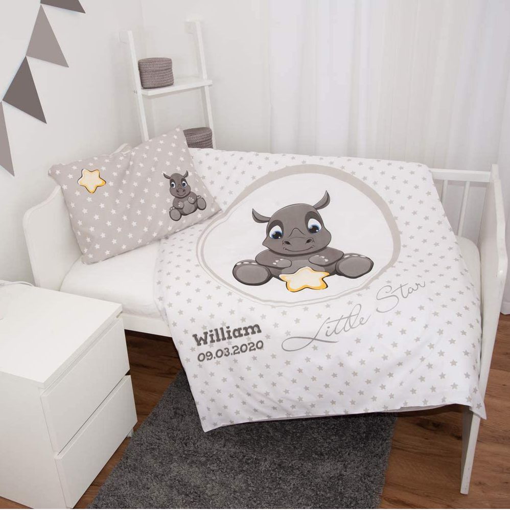 Babybettwäsche im Bett mit Namen bestickt