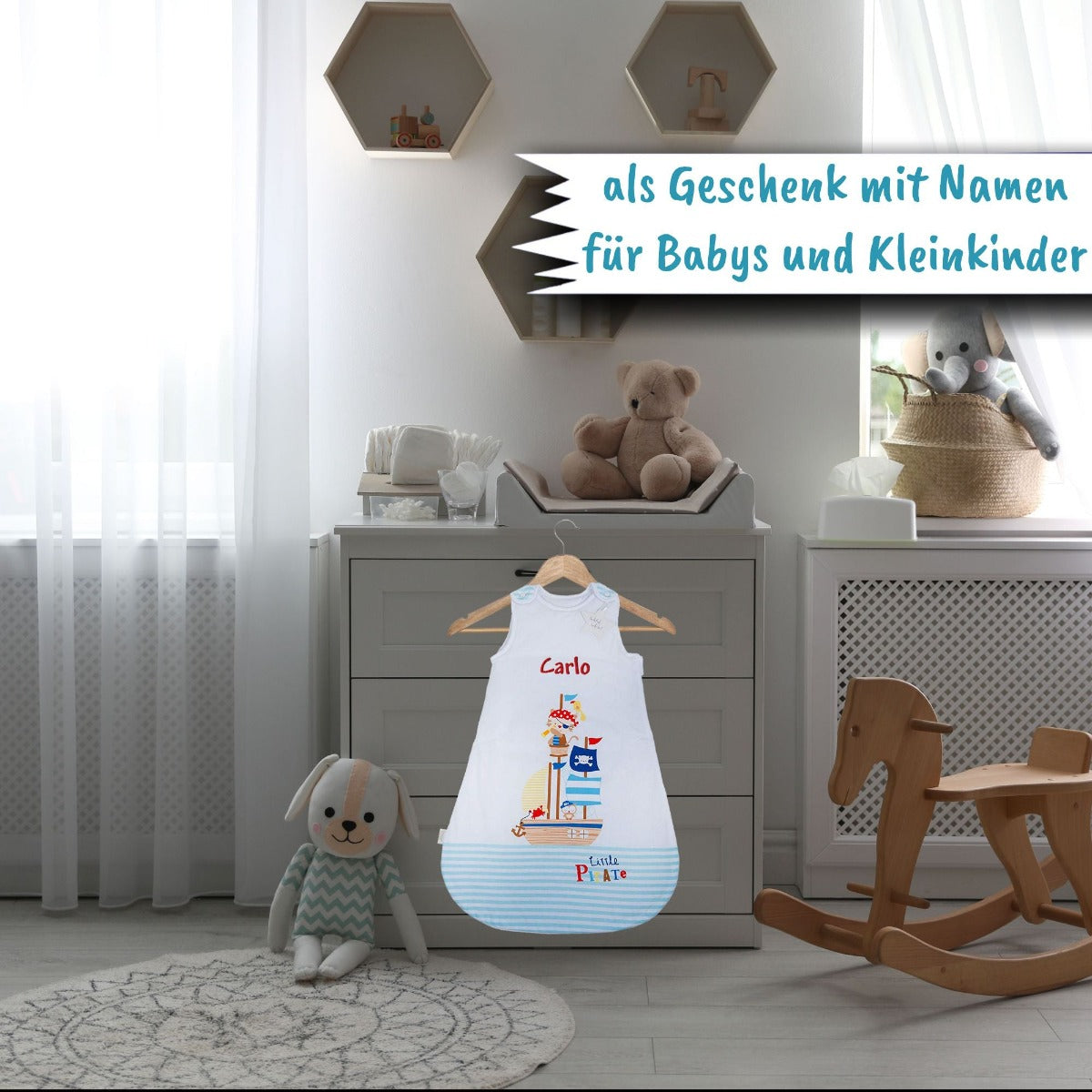 Schlafsack Pirat mit Namen hängt an Wickeltisch