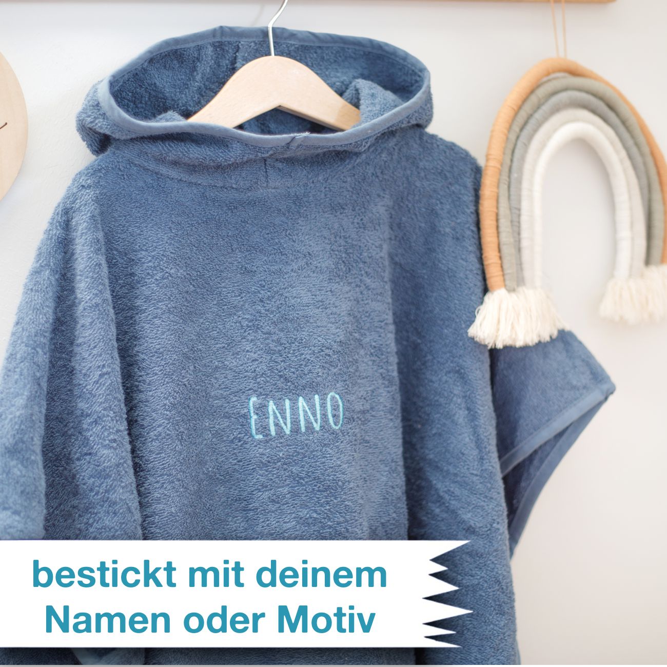 Poncho Beispiel mit Namen bestickt