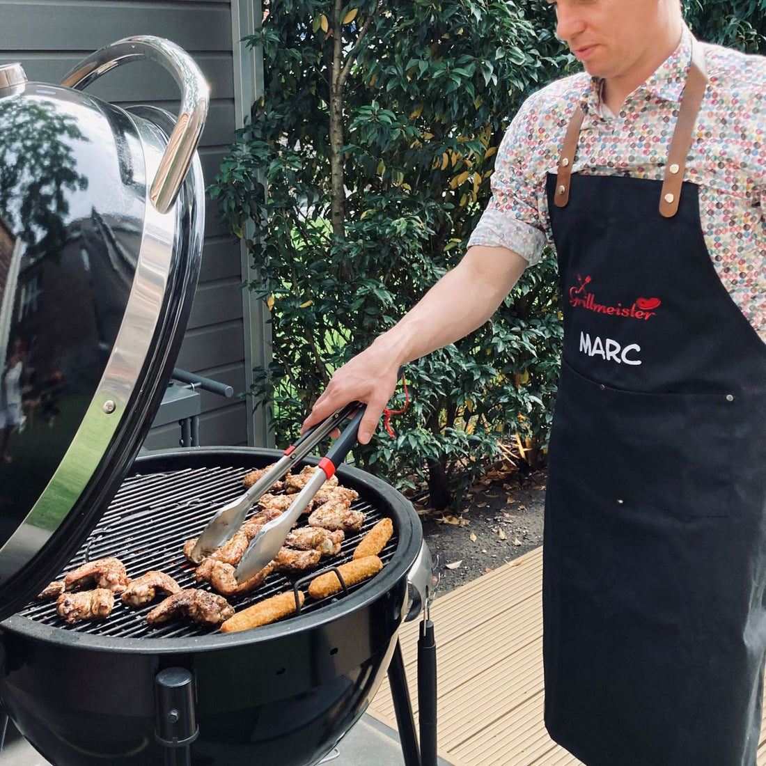 Mann mit Grillschürze bestickt mit Namen
