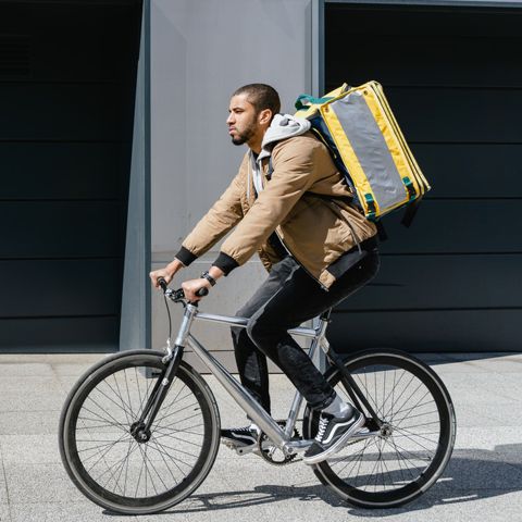 Paket mit Fahrrad zur Post bringen