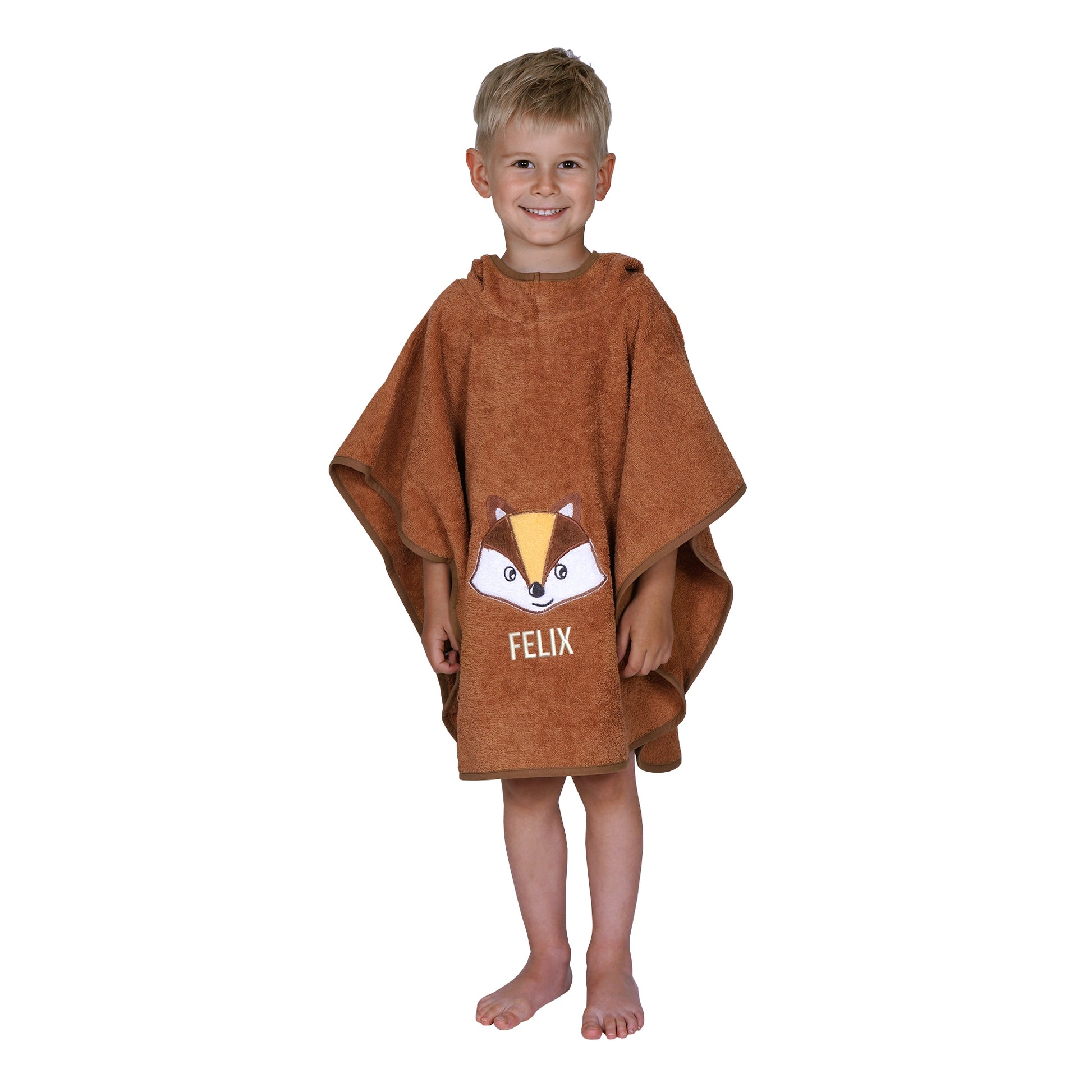 Junge trägt bestickten Badeponcho mit Namen Fuchs-Motiv