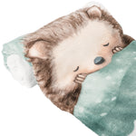 Detailansicht Babydecke Igel mit Namen bestickt