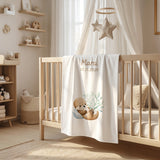 Decke Schnuffel Otter Motiv hängt über Babybett bestickt mit Namen