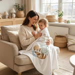 Mutter und Kind kuscheln mit Decke Otter mit Namen bestickt