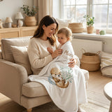 Mutter und Kind kuscheln mit Decke Otter mit Namen bestickt