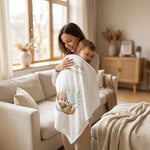 Mutter und Kind kuscheln mit Babydecke Schnuffel Otter bestickt mit Namen