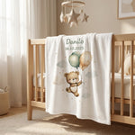 Babydecke Ballon Teddy mit Namen bestickt hängt über Kinderbett