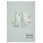Babydecke mit Namen bestickt und Nordic Forest Motiv komplette Ansicht