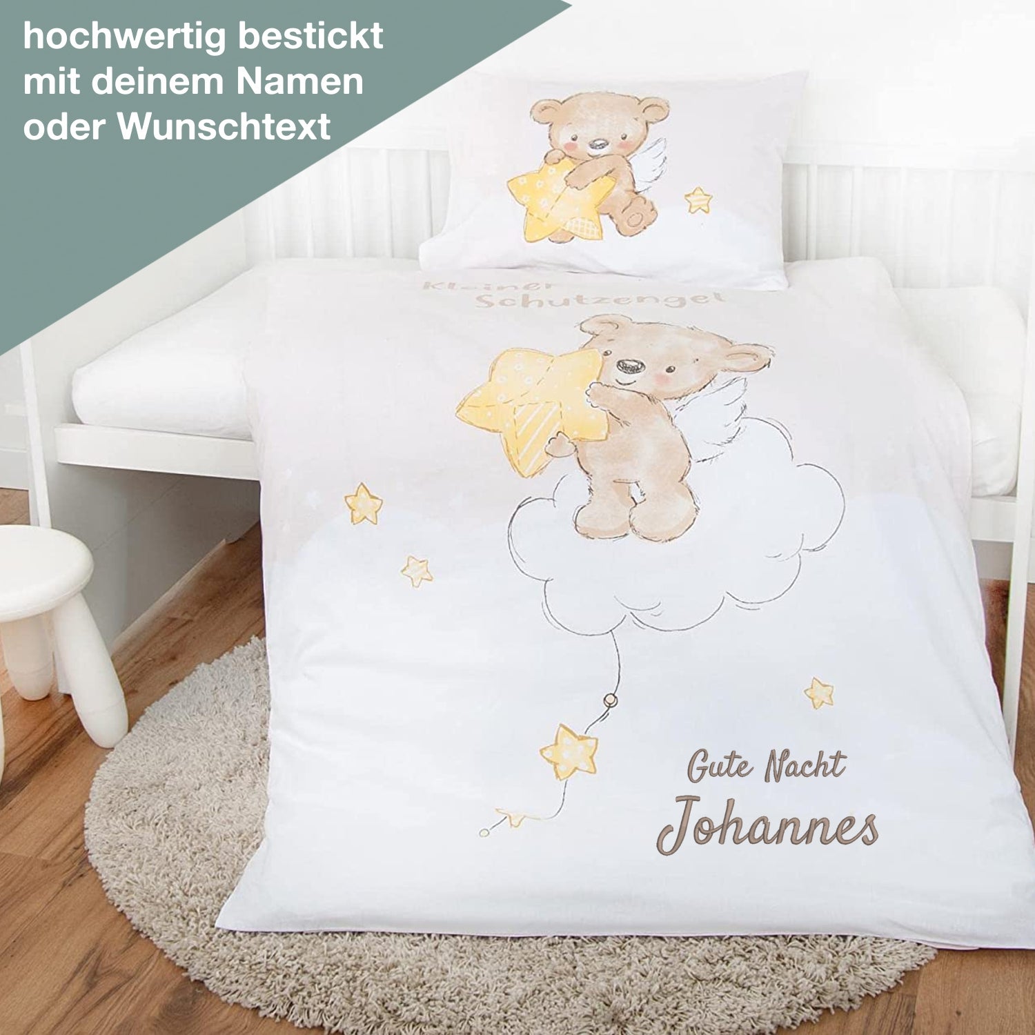 Bettwäsche Schutzengel mit Namen bestickt liegt auf dem Kinderbett