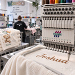 Personalisierung einer Babydecke mit Stickmaschine von wolimbo