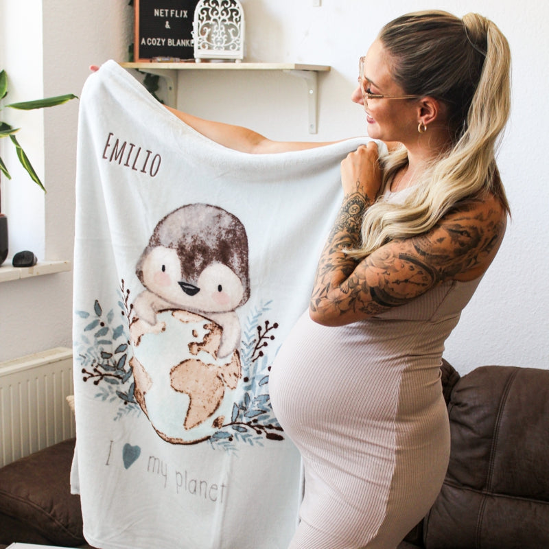 schwangere Mutter mit Babydecke mit Namen bestickt