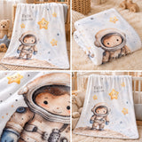 Vier Ansichten der Babydecke Kleiner Astronaut mit Personalisierung, gefalteter Decke und Detailaufnahme des Materials