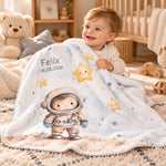 Kind sitzt im Kinderzimmer mit der personalisierten Babydecke Kleiner Astronaut mit Name Felix und Datum