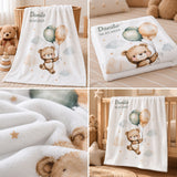 Babydecke mit Namen und Teddy-Ballon-Motiv in verschiedenen Detailansichten