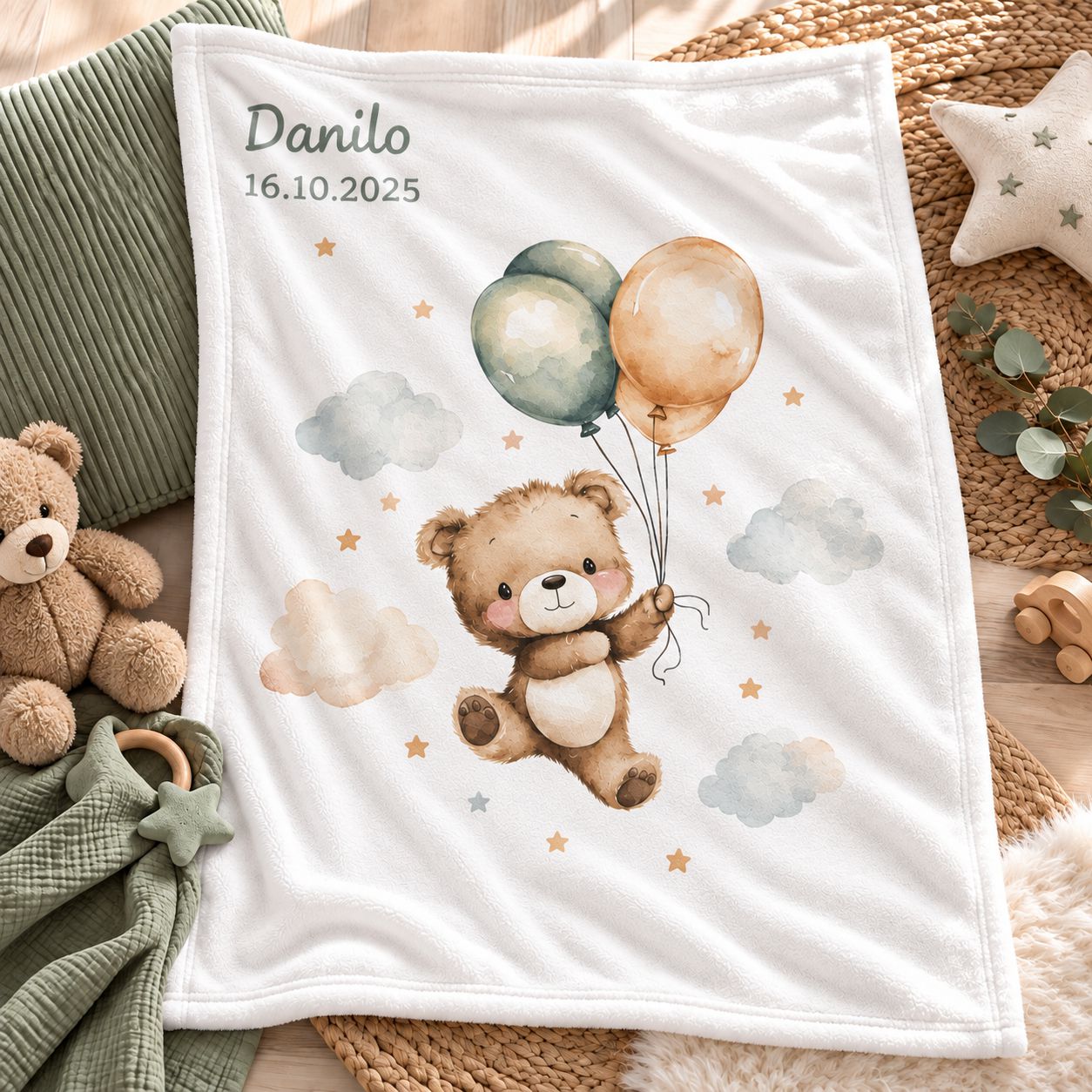 Weiße Babydecke mit Namen, Teddy und Ballons