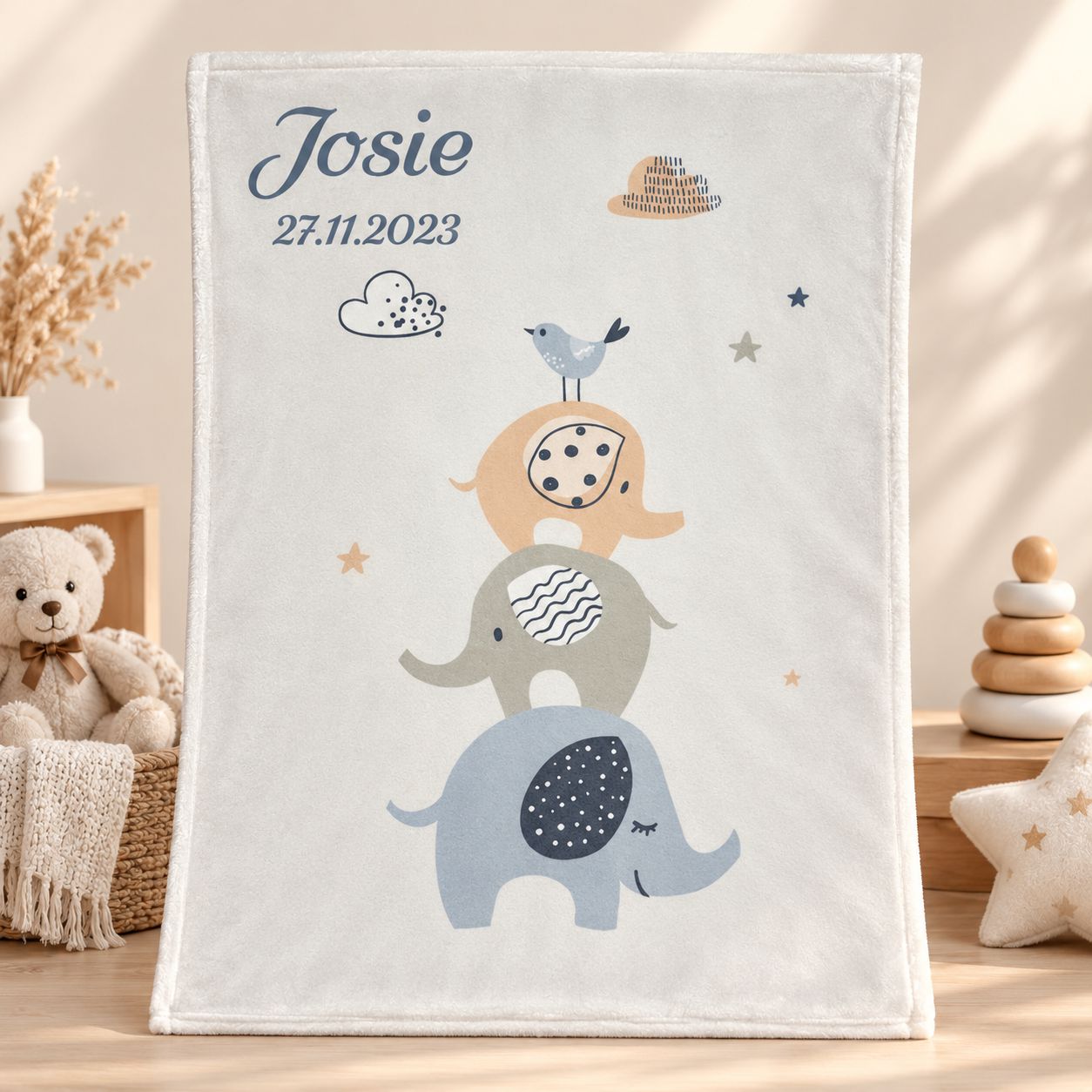 Personalisierte Babydecke mit Namen und blauem Elefantenmotiv im Kinderzimmer