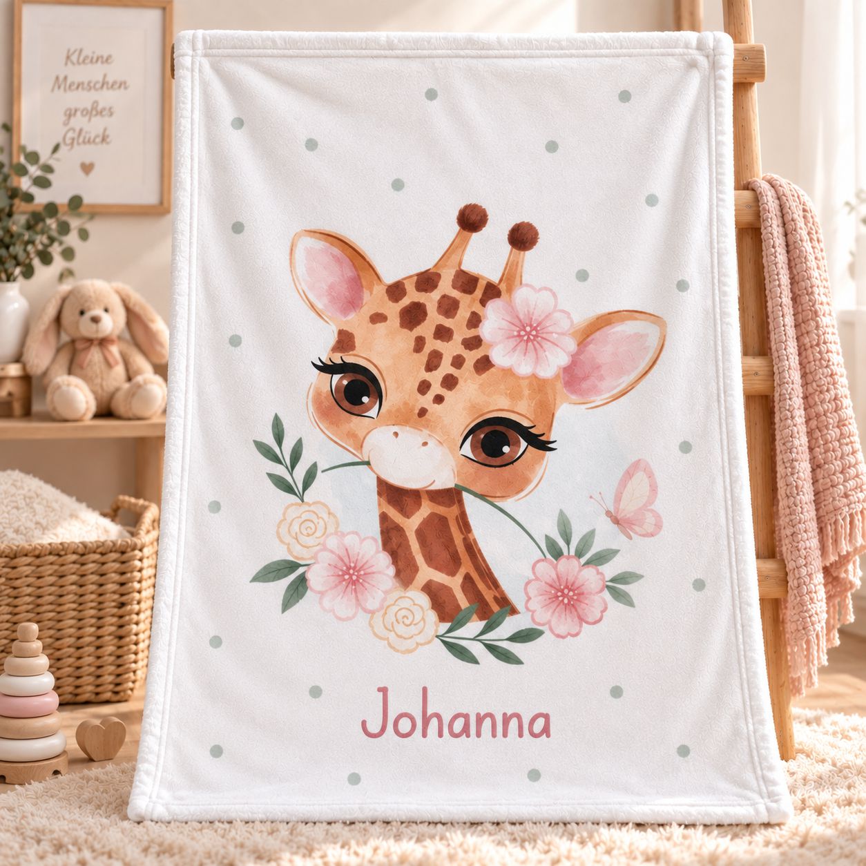 Personalisierte Babydecke mit Namen und Giraffenmotiv im Kinderzimmer
