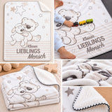 Babydecke Kleiner Lieblingsmensch mit Bär-und-Hund-Motiv, flauschiger Rückseite und Detailansichten