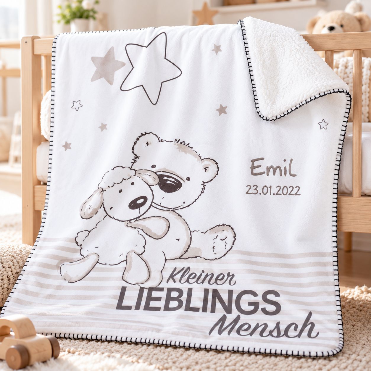 Weiße Babydecke mit Namen Emil, Bär-und-Hund-Motiv und Schriftzug Kleiner Lieblingsmensch