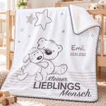 Weiße Babydecke mit Namen Emil, Bär-und-Hund-Motiv und Schriftzug Kleiner Lieblingsmensch