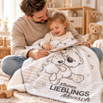 Vater liest mit Kleinkind unter der weißen Babydecke Kleiner Lieblingsmensch mit Bär-und-Hund-Motiv